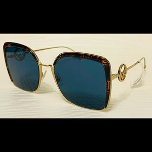 NEW WITH TAGS!!! 🔥🔥🔥 Never worn Fendi oversized sunglasses - authentic